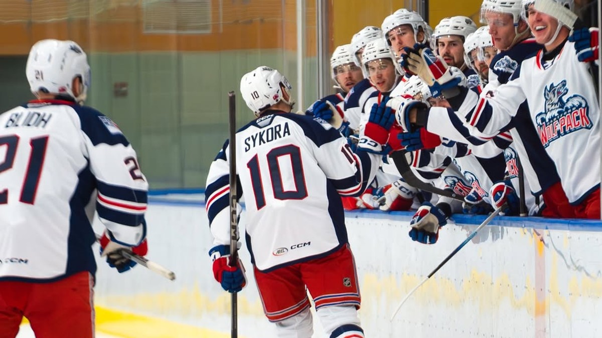 Slovenský hokejista Adam Sýkora sa teší z gólu. 