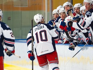 Slovenský hokejista Adam Sýkora sa teší z gólu.