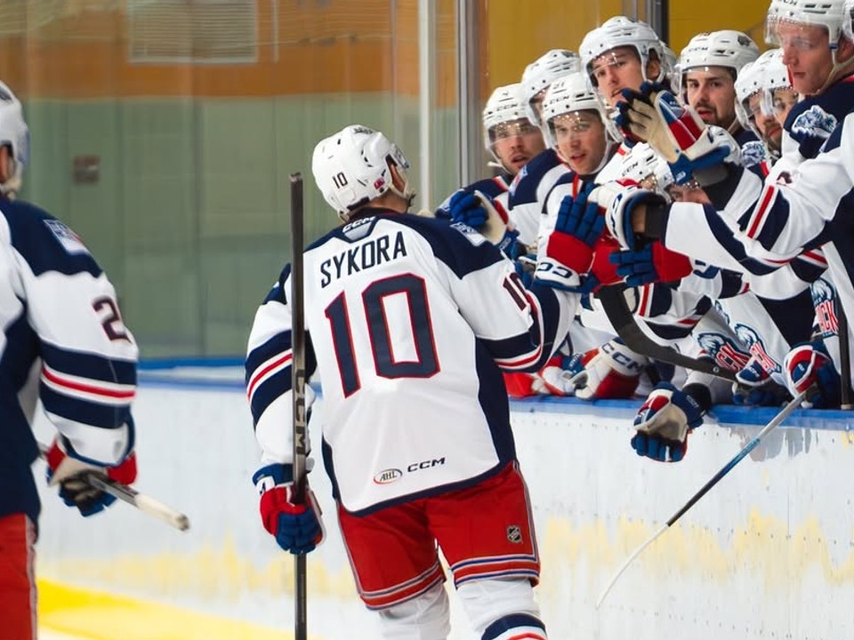 Slovenský hokejista Adam Sýkora sa teší z gólu. 