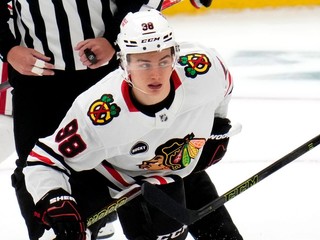 Connor Bedard pri debute v NHL.
