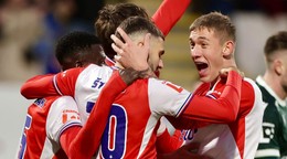 Futbalisti Slavie Praha sa tešia z gólu