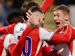 Futbalisti Slavie Praha sa tešia z gólu