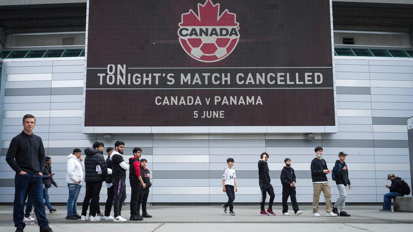 Fanúšikovia pred Štadiónom B.C. Place vo Vancouveri v Kanade.