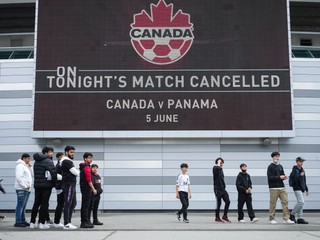 Fanúšikovia pred Štadiónom B.C. Place vo Vancouveri v Kanade.