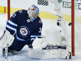 Connor Hellebuyck v bráne Winnipegu.