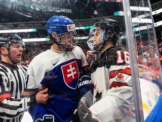 Maxim Štrbák a Connor Bedard na MS v hokeji do 20 rokov 2022.
