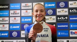 Viktória Chladoňová s bronzovou medailou na MS v cestnej cyklistike 2024.