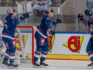 Hráči RB Mníchov oslavujú gól v bránke Slovana v zápase hokejovej Ligy majstrov. 