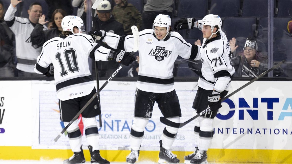 Martin Chromiak (uprostred) sa teší z gólu