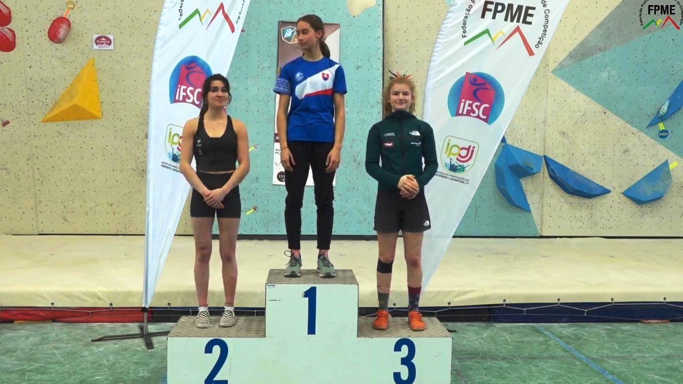 Martina Buršíková na stupňoch pre víťazov.