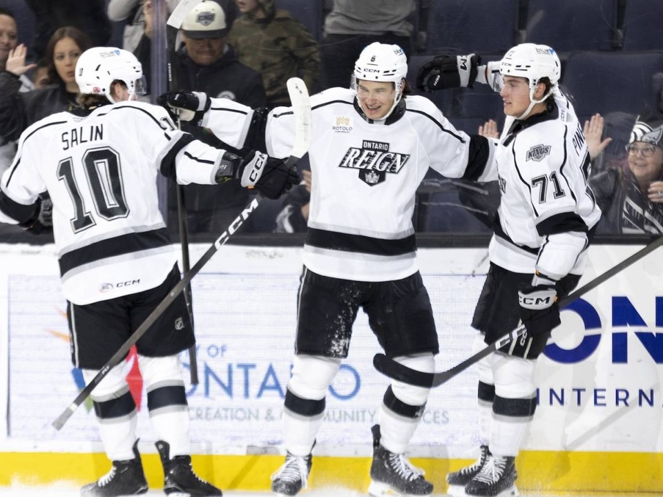 Martin Chromiak (uprostred) sa teší z gólu