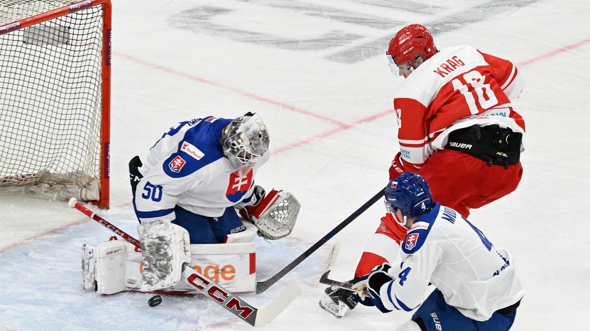 Brankár Rastislav Eliaš, David Mudrák a Nikolaj Krag-Christiansen v zápase Slovensko - Dánsko na turnaji Nemecký pohár 2024.