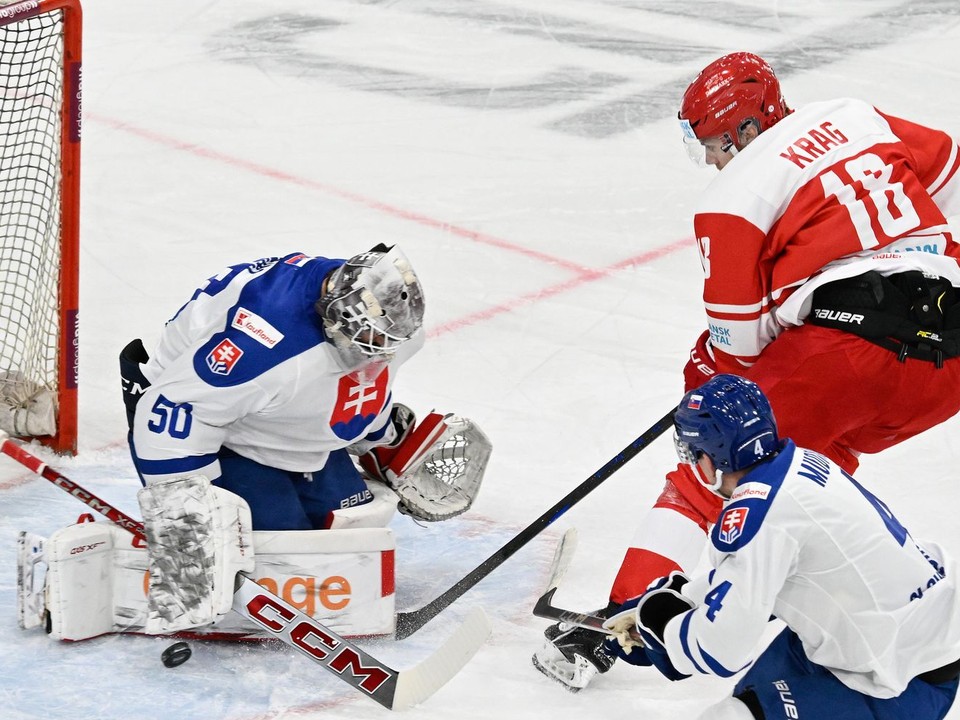 Brankár Rastislav Eliaš, David Mudrák a Nikolaj Krag-Christiansen v zápase Slovensko - Dánsko na turnaji Nemecký pohár 2024.