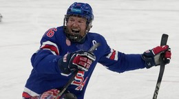 Americký reprezentant v parahokeji Declan Farmer.