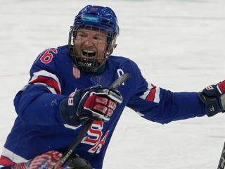 Americký reprezentant v parahokeji Declan Farmer.