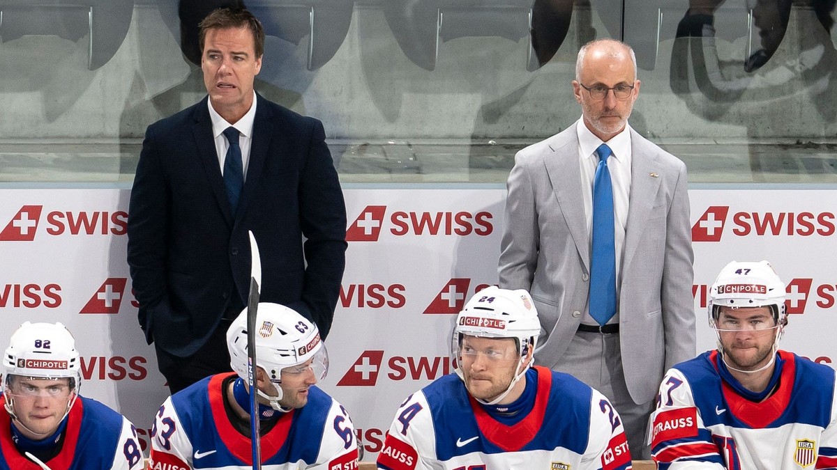 Hlavný tréner USA Don Granato (vzadu vpravo).