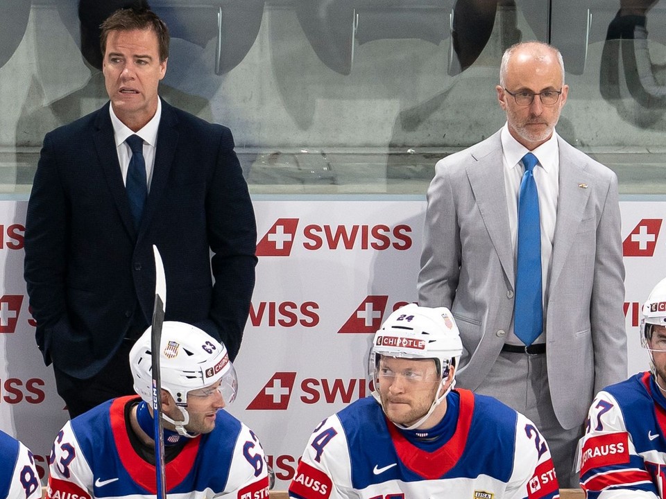 Hlavný tréner USA Don Granato (vzadu vpravo).