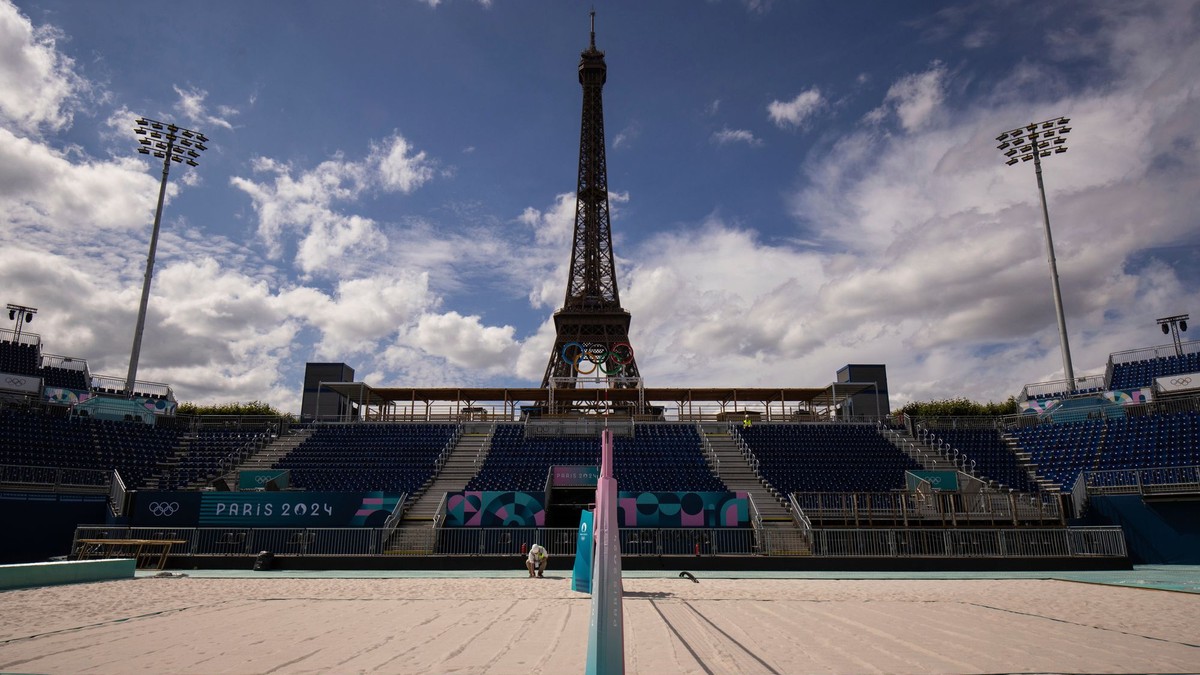 Volejbal pod Eiffelovou vežou, jazdci vo Versailles. Pamiatky Paríža sú celý čas v centre pozornosti