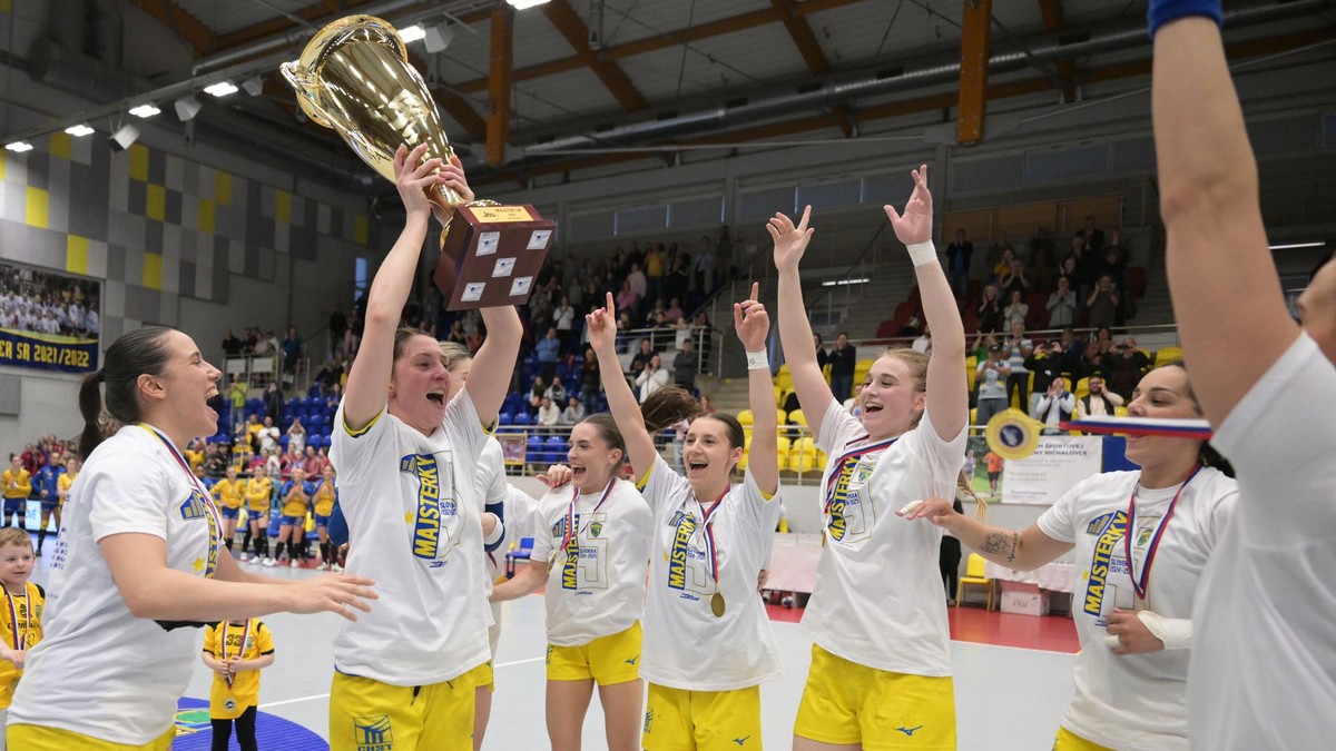 Hádzanárky HC DAC Dunajská Streda počas majstrovských osláv.