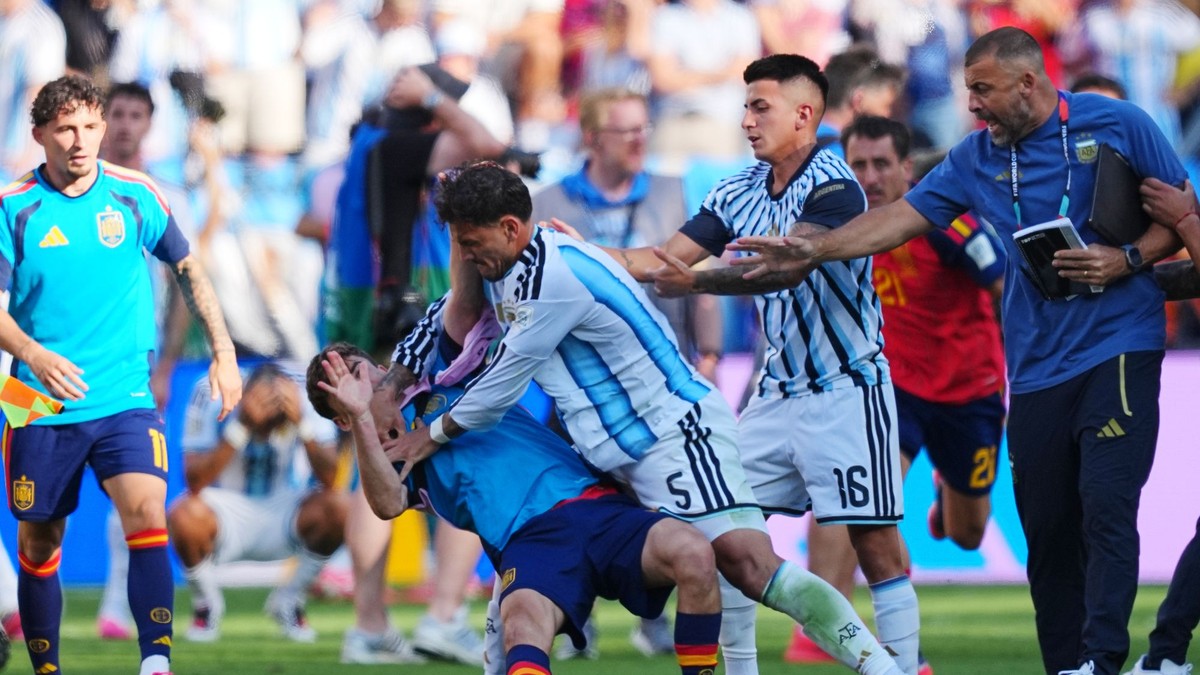 Leandro Paredes poslal k zemi Gaviho po finále MS vo futbale 2026. 