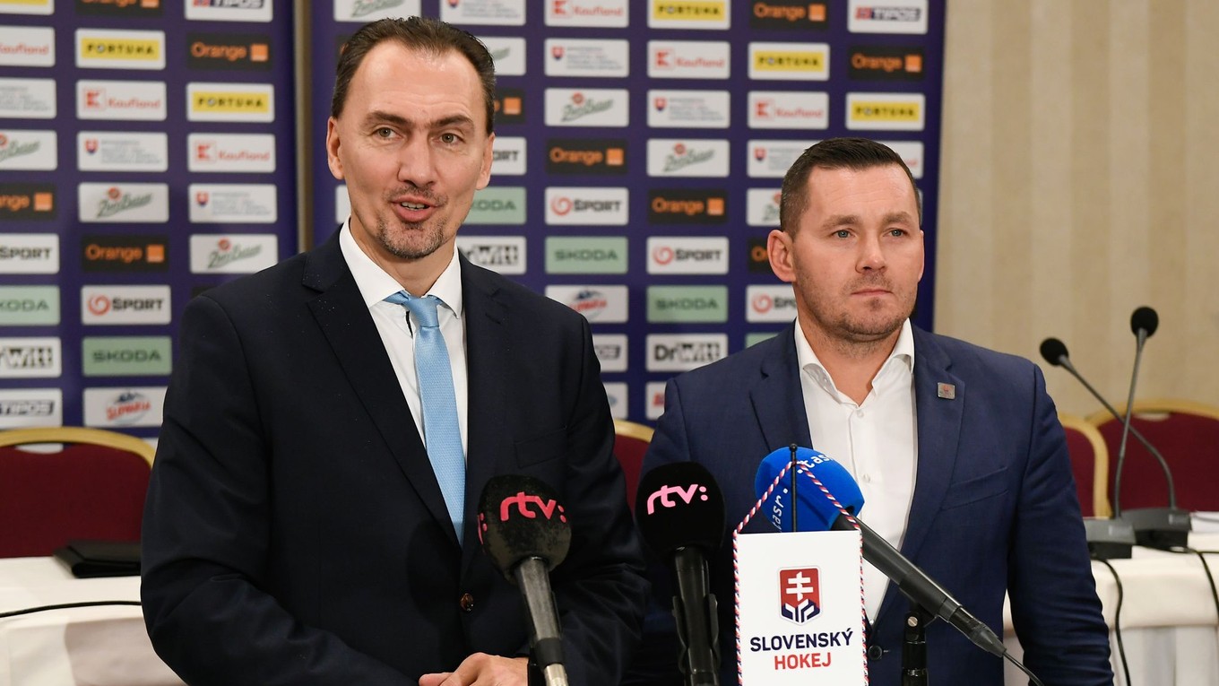 Vľavo prezident SZĽH Miroslav Šatan a vpravo generálny sekretár Miroslav Lažo.