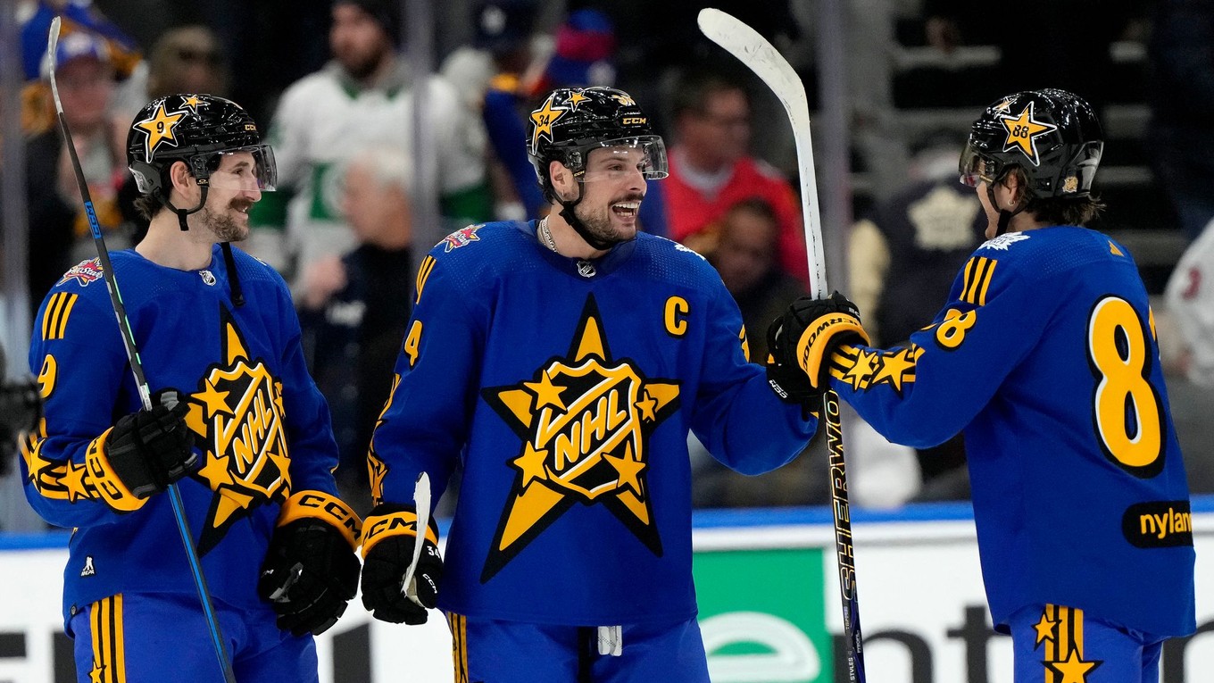 Auston Matthews, Clayton Keller a William Nylander sa tešia po triumfe v Zápase hviezd NHL 2024.