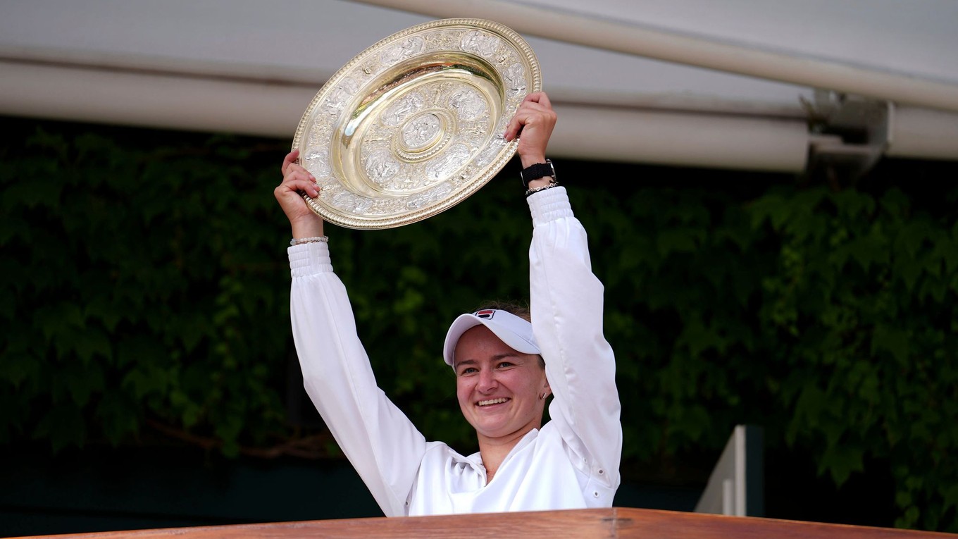 Barbora Krejčíková s trofejou po triumfe vo Wimbledone 2024.