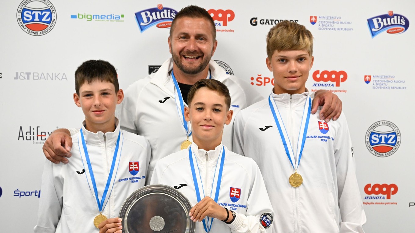 Michal Grolmus a v popredí zľava Ľuboš Húsenica, Matteo Sanson a Martin Adamča počas tlačovej konferencie po víťazstve na majstrovstvách tímov do 12 rokov.