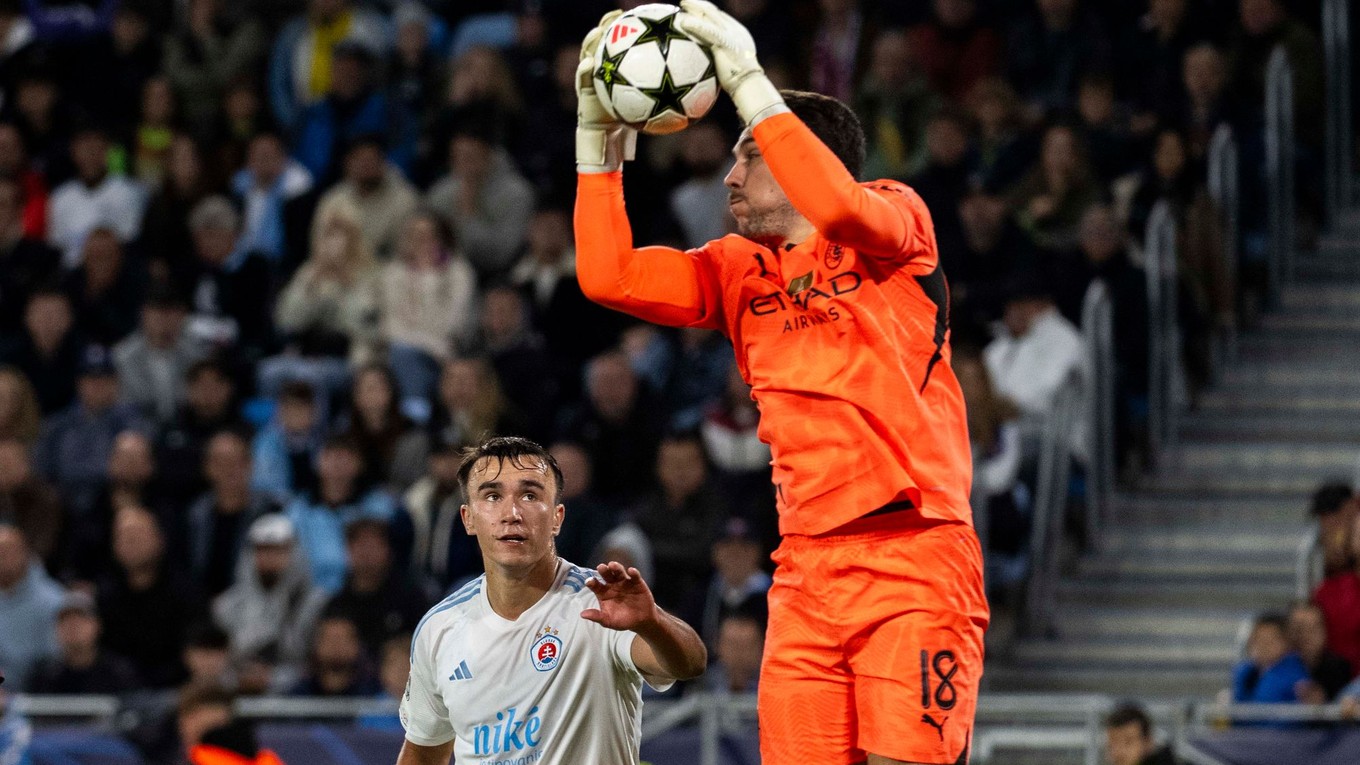 Dávid Strelec a  brankár Stefan Ortega počas zápasu Slovan Bratislava - Manchester City.