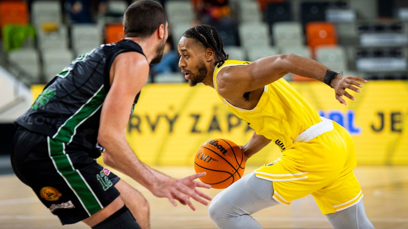 zľava Draško Kňeževič (Handlová) a  Isaiah Cousins (Inter)