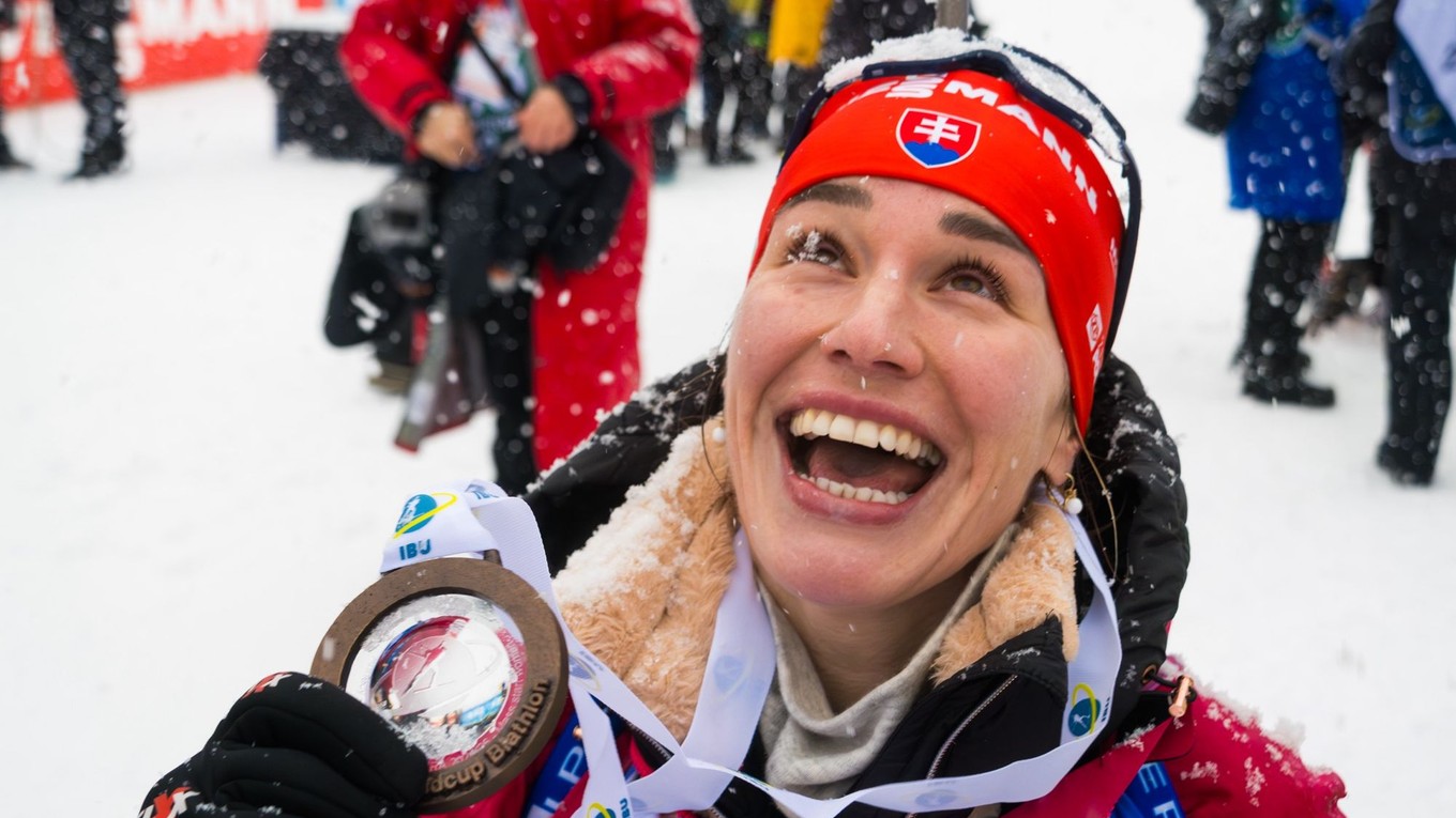 Paulína Bátovská Fialková s medailou za 3. miesto v pretekoch s hromadným štartom vo Svetovom pohári v Annecy.