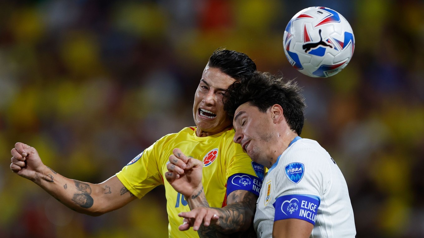 James Rodríguez (vľavo) a José María Giménez v zápase Kolumbia - Uruguaj v semifinále Copa América 2024.