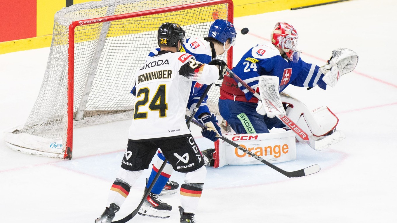Na snímke sprava brankár Patrik Rybár (Slovensko), Michal Laurenčík (Slovensko) a Tim Brunnhuber (Nemecko) počas prípravného zápasu pred MS 2025.