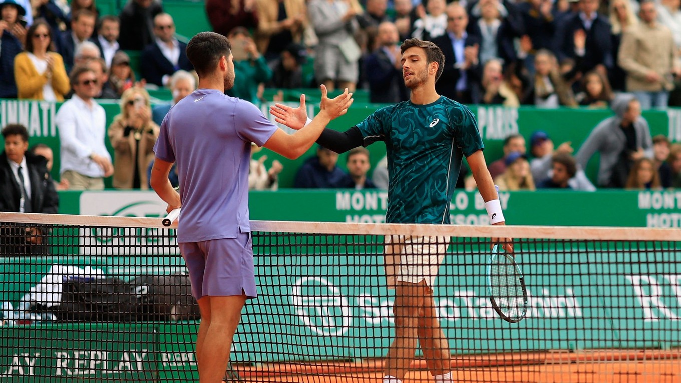 Carlos Alcaraz (vľavo) a Lorenzo Musetti vo finále turnaja ATP Masters 1000 Monte Carlo 2025.