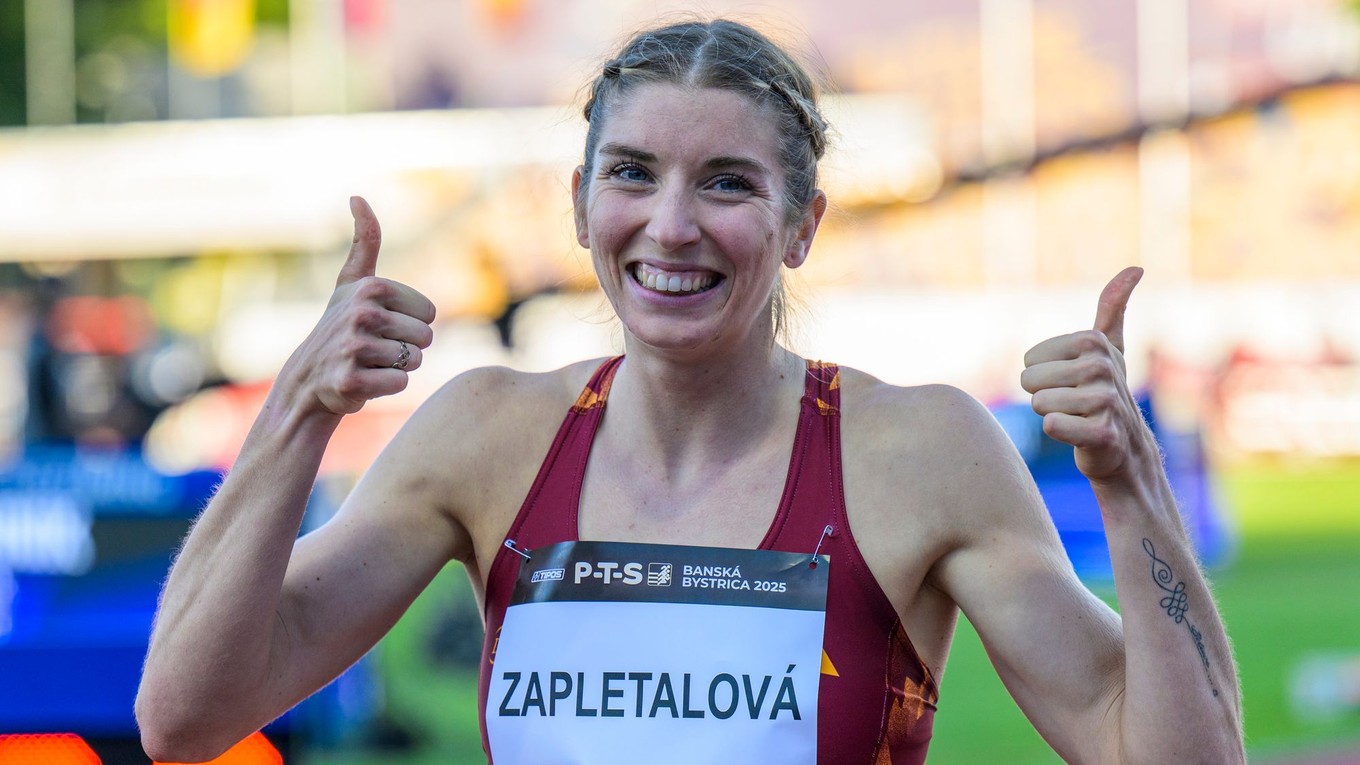 Emma Zapletalová počas mítingu P-T-S v Banskej Bystrici 2025. 