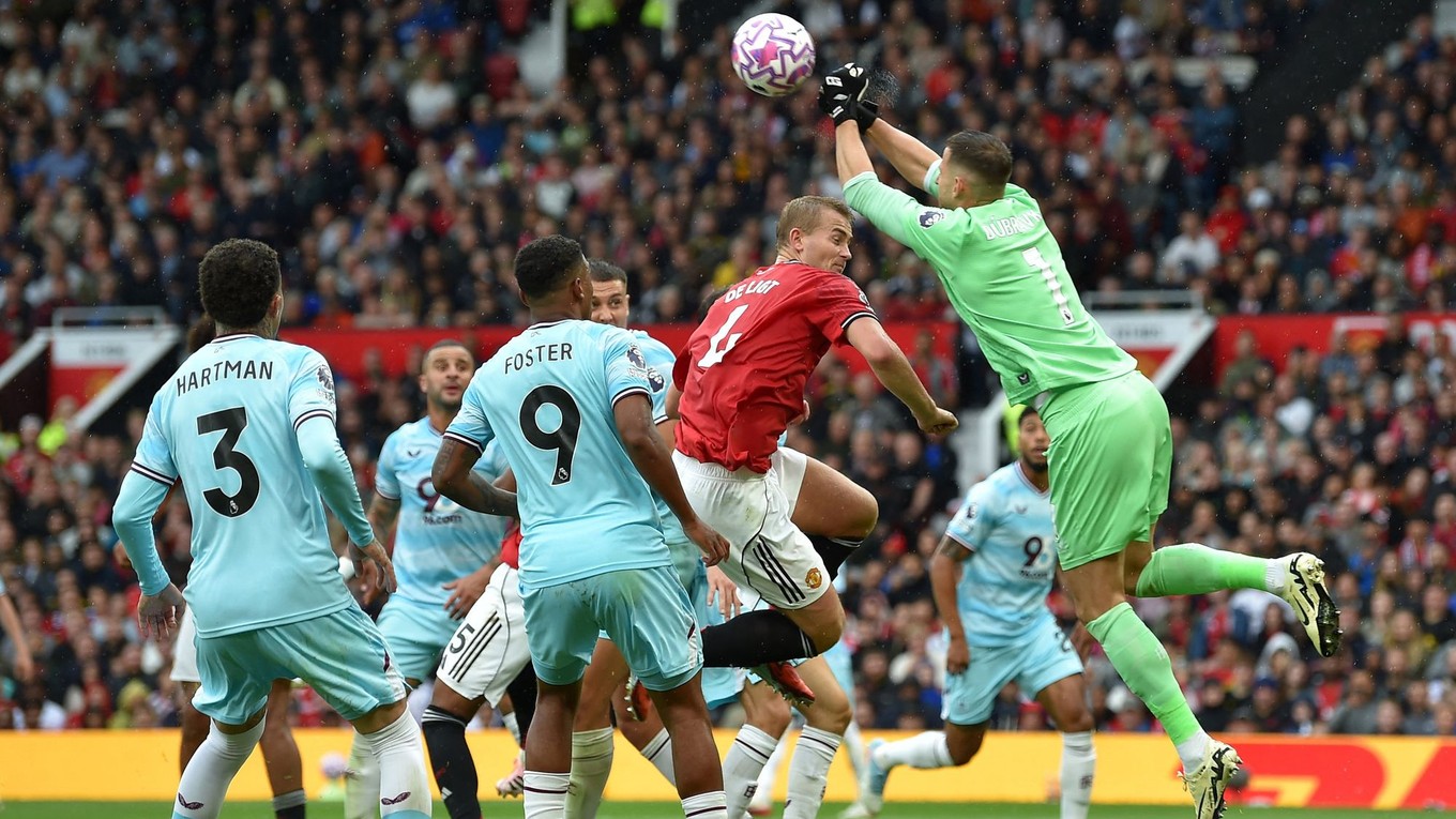Martin Dúbravka v akcii v zápase Manchester United - Burnley FC. 