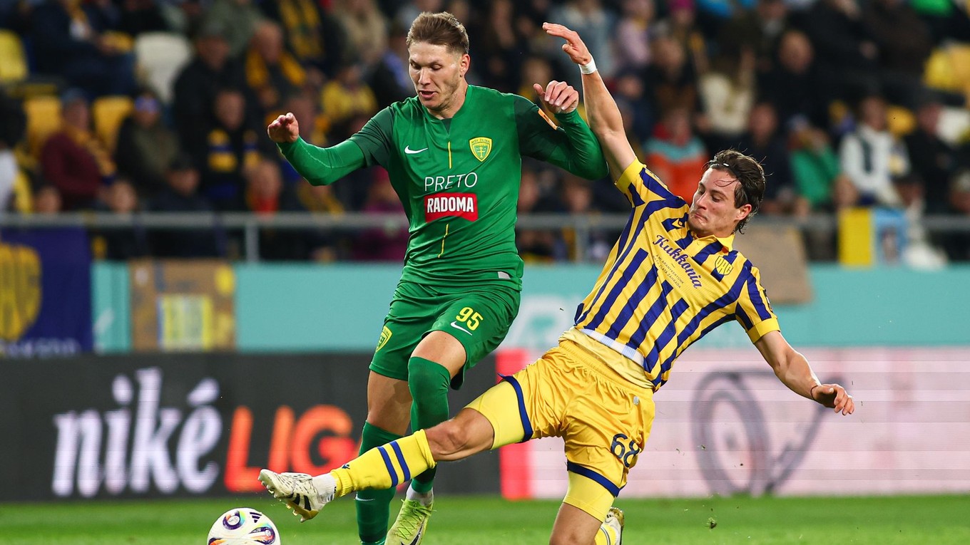 zľava Marko Roginič (Žilina) a Máté Tuboly (Dunajská Streda) bojujú o loptu