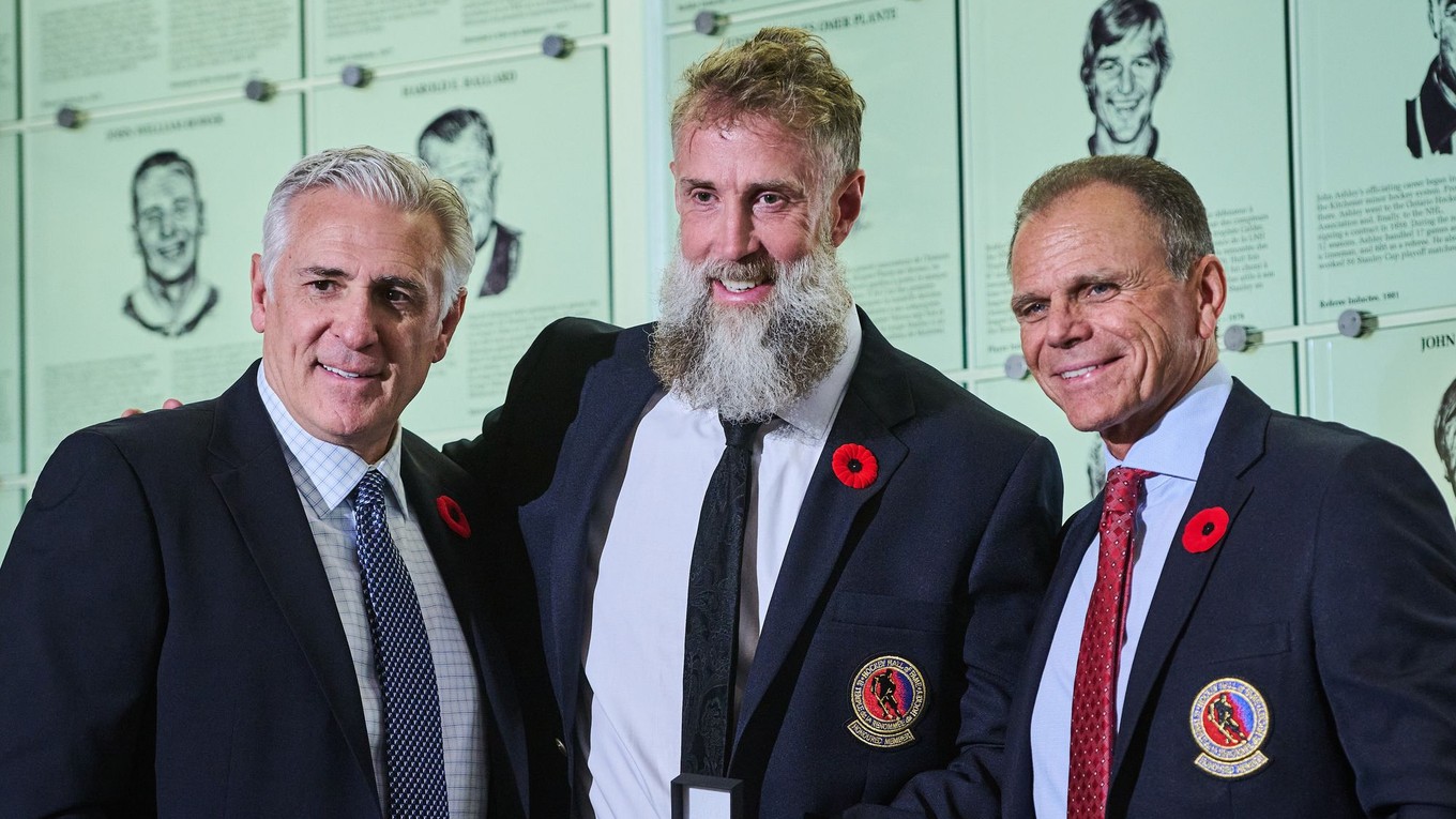 Predseda výberovej komisie Hokejovej siene slávy Ron Francis (zľava doprava), novozvolený člen Joe Thornton a predseda Mike Gartner.