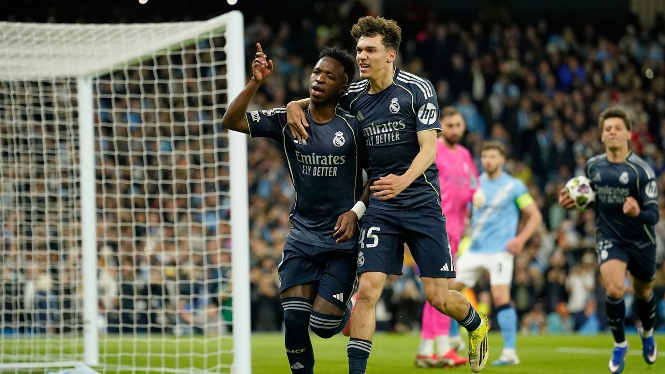 Vinicius Junior a Thiago Pitarch oslavujú gól