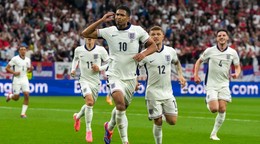 Jude Bellingham oslavuje gól v zápase Anglicko - Srbsko na EURO 2024