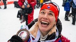 Paulína Bátovská Fialková s medailou za 3. miesto v pretekoch s hromadným štartom vo Svetovom pohári v Annecy.