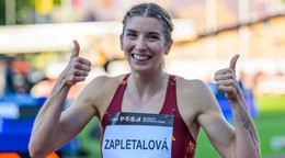Emma Zapletalová počas mítingu P-T-S v Banskej Bystrici 2025.