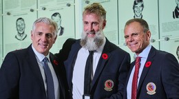 Predseda výberovej komisie Hokejovej siene slávy Ron Francis (zľava doprava), novozvolený člen Joe Thornton a predseda Mike Gartner.