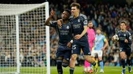 Vinicius Junior a Thiago Pitarch oslavujú gól