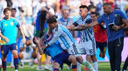 Leandro Paredes poslal k zemi Gaviho po finále MS vo futbale 2026.