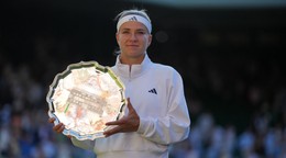 Karolína Muchová pózuje s trofejou po prehre s Lindou Noskovou vo finále dvojhry žien na tenisovom turnaji vo Wimbledone v Londýne.