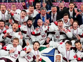 Lotyšskí hokejisti oslavujú zisk bronzu na MS v hokeji 2023.