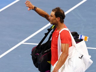 Rafael Nadal sa lúči s fanúšikmi po prehre na turnaji v Brisbane. 