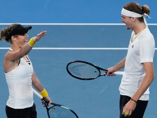 Vpravo nemecký tenista Alexander Zverev a jeho spoluhráčka Laura Siegemundová oslavujú víťazstvo