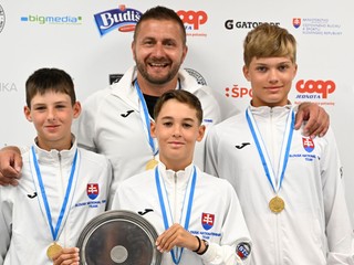 Michal Grolmus a v popredí zľava Ľuboš Húsenica, Matteo Sanson a Martin Adamča počas tlačovej konferencie po víťazstve na majstrovstvách tímov do 12 rokov.